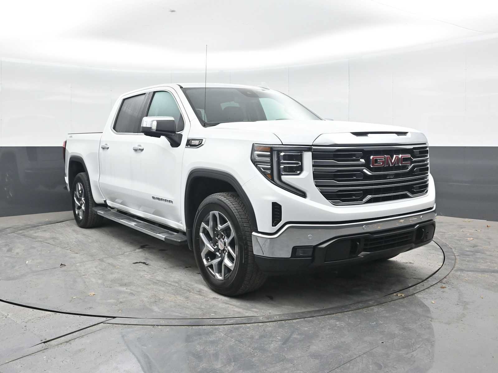 Used 2024 GMC Sierra 1500 SLT w/ SLT Premium Plus Package AWD/4WD image 7