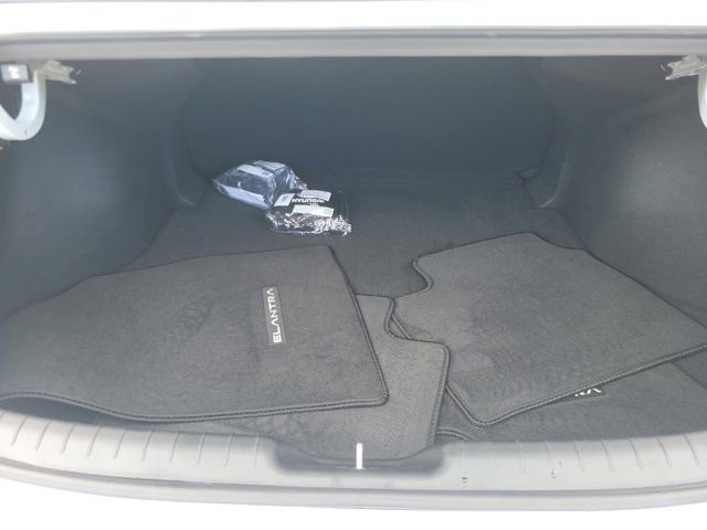 Certified 2025 Hyundai Elantra SE w/ Cargo Package FWD image 6
