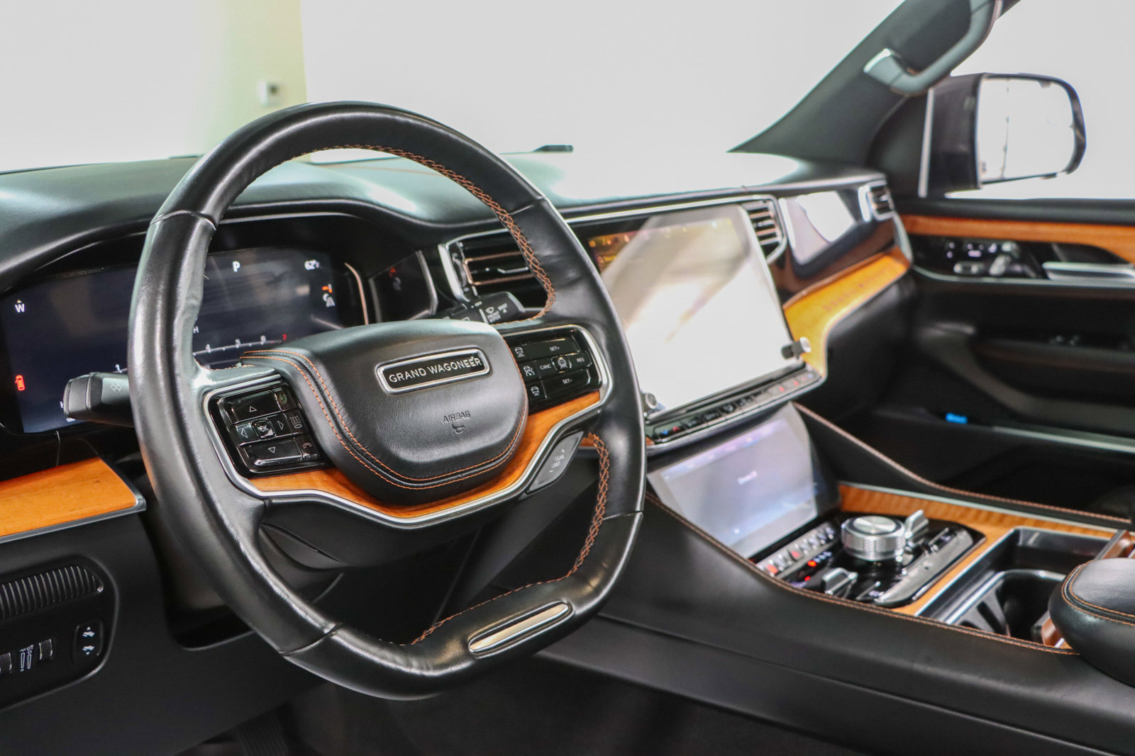 Used 2022 Jeep Grand Wagoneer Series III AWD/4WD image 25