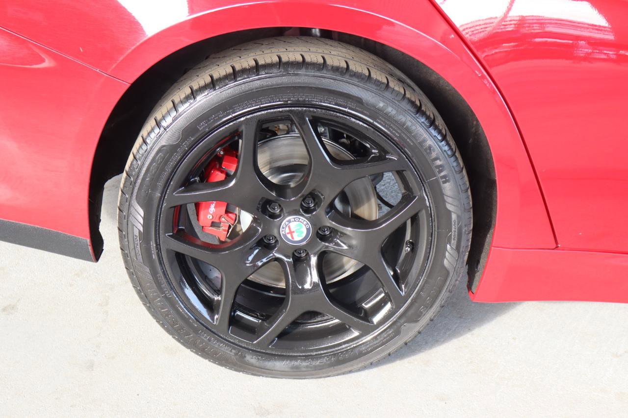 Used 2020 Alfa Romeo Giulia AWD w/ Quick Order Package 22J Sport image 5