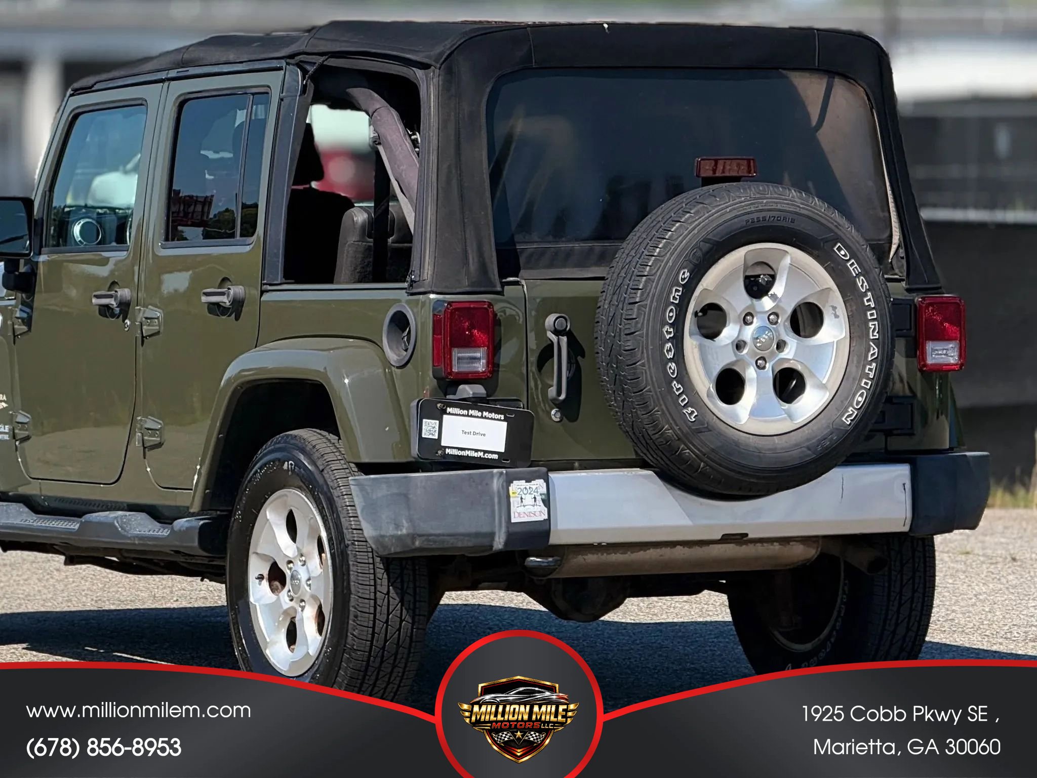 Used 2015 Jeep Wrangler Unlimited Sahara w/ Connectivity Group AWD/4WD image 16