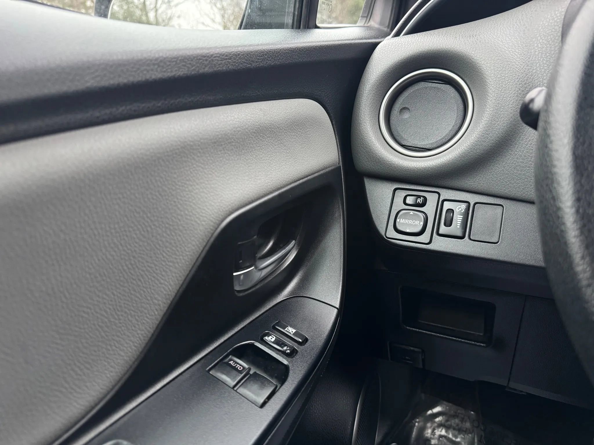 Used 2015 Toyota Yaris L image 21