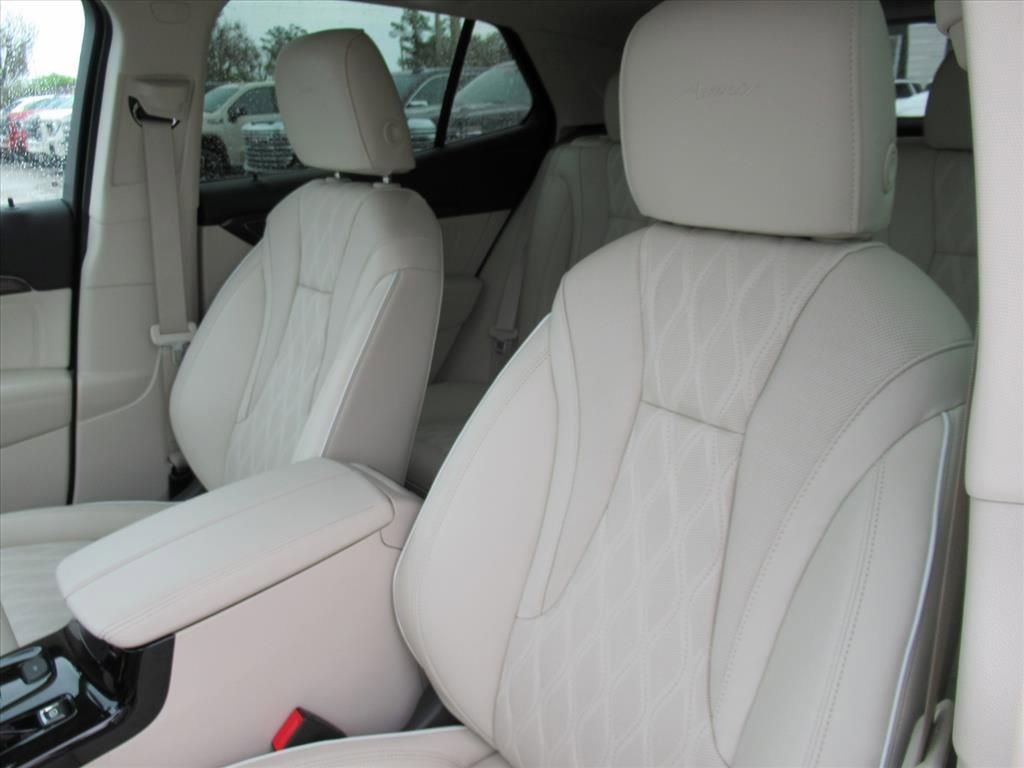 Used 2023 Buick Envision Avenir image 17