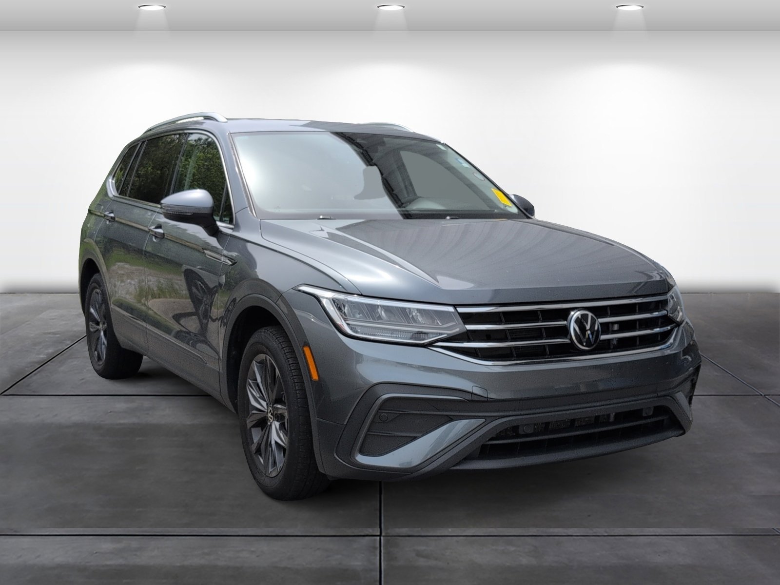 Used 2023 Volkswagen Tiguan SE w/ Panoramic Sunroof Package FWD image 2