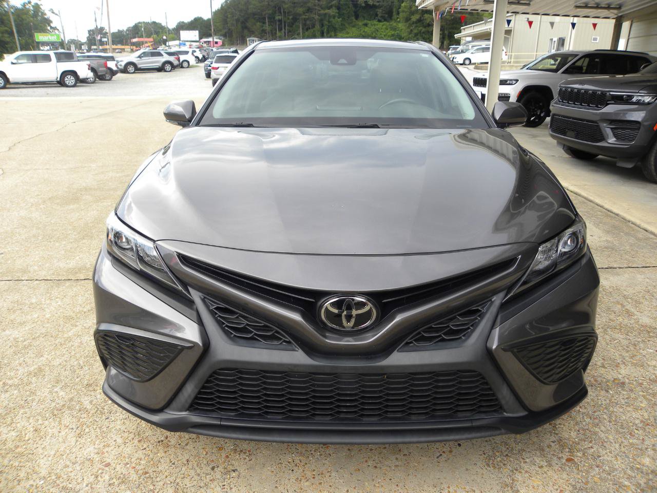Used 2023 Toyota Camry SE AWD/4WD image 2