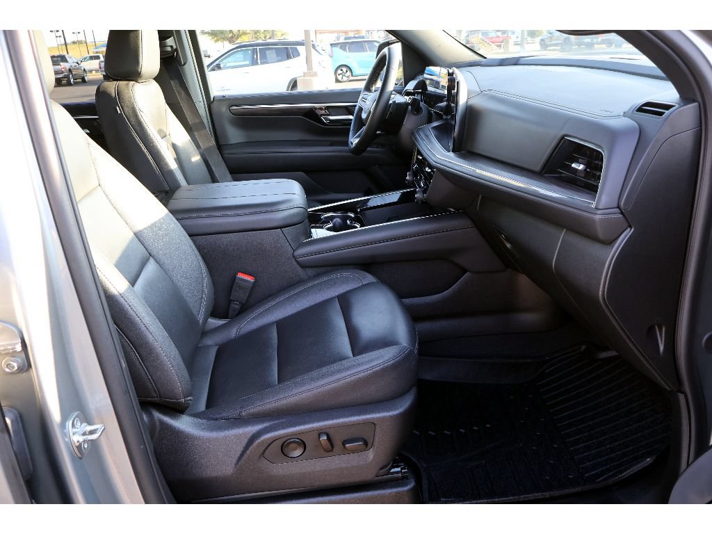Used 2025 Chevrolet Tahoe Z71 AWD/4WD image 18