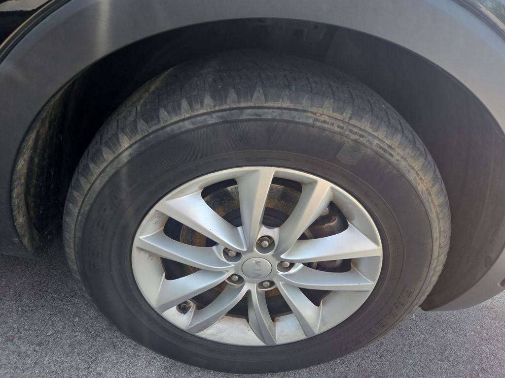 Used 2017 Kia Sorento LX w/ LX Convenience Package image 2