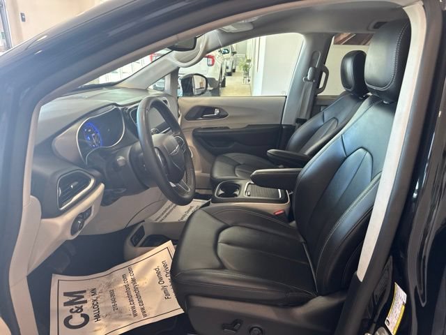 Used 2024 Chrysler Pacifica Touring-L FWD image 5