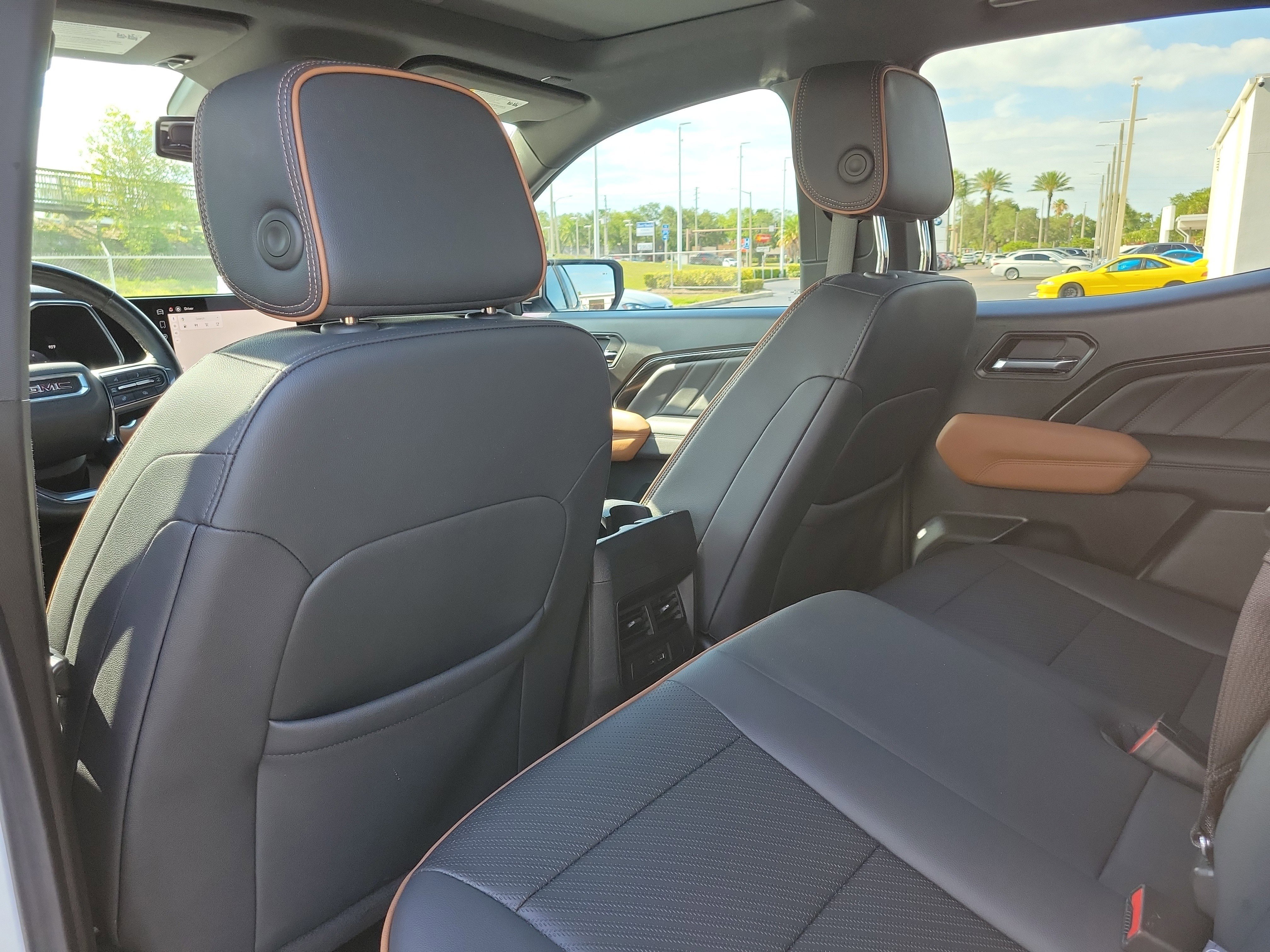 Used 2024 GMC Canyon AT4 w/ AT4 Premium Package AWD/4WD image 11