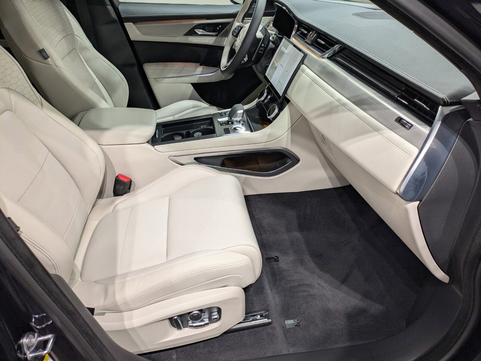 New 2026 Jaguar F-PACE R-Dynamic S image 24