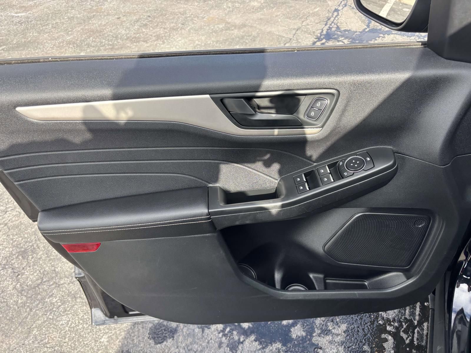 Used 2022 Ford Escape SE w/ SE Sport Appearance Package image 13