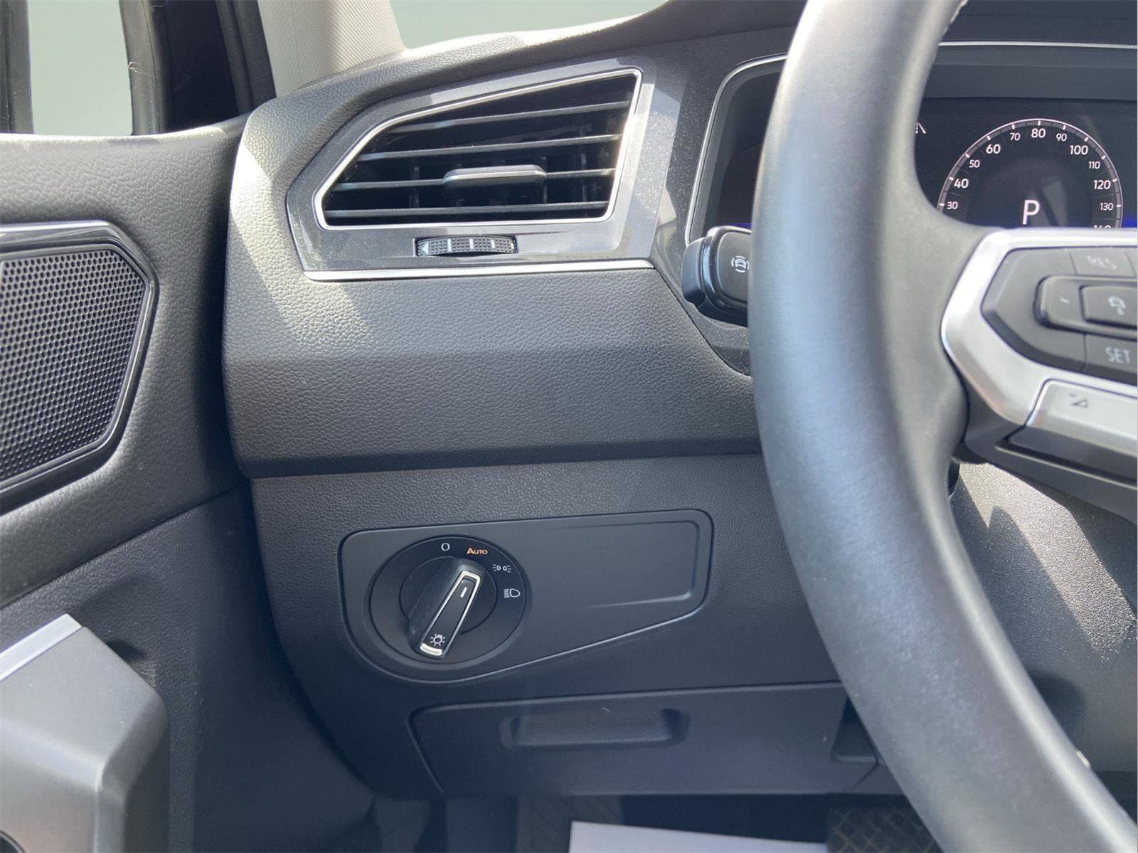 Used 2023 Volkswagen Tiguan SE AWD/4WD image 18