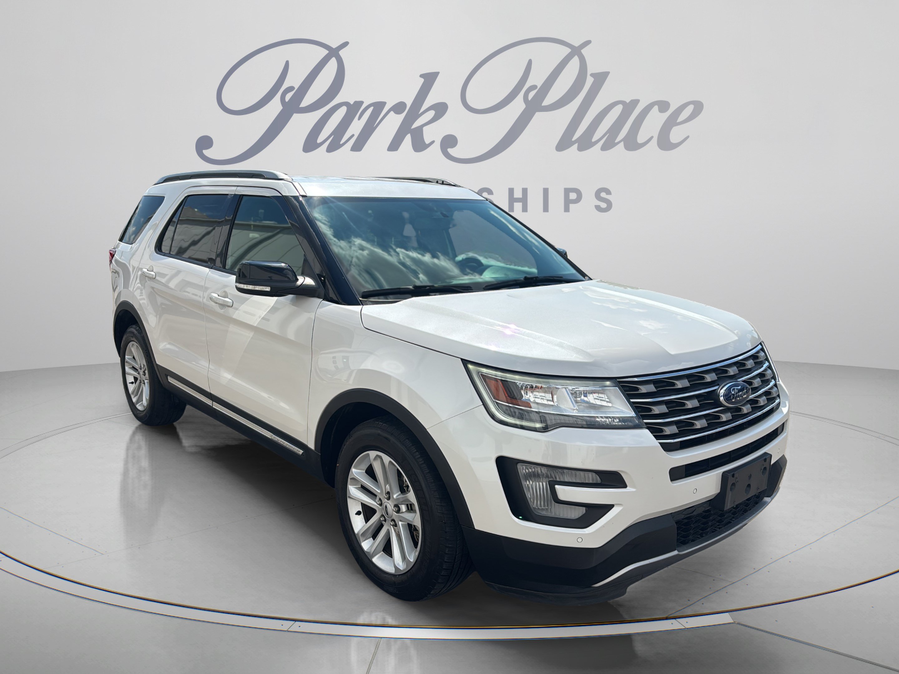 Used 2017 Ford Explorer XLT w/ Equipment Group 202A FWD image 8