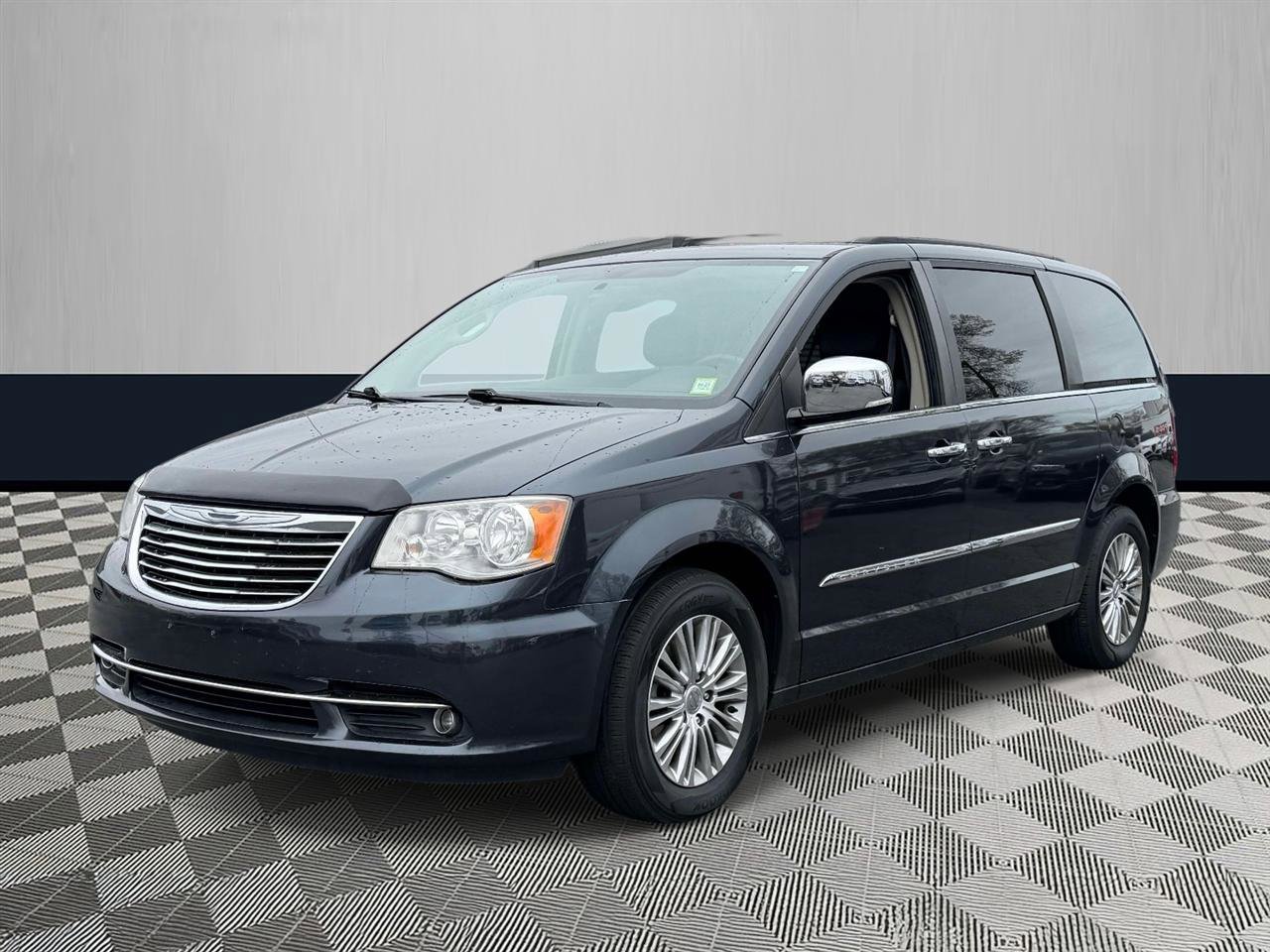 Used 2013 Chrysler Town & Country Touring-L w/ Driver Convenience Group FWD image 2