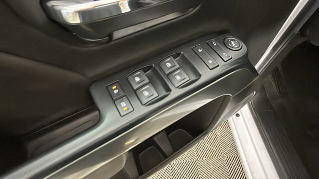 Used 2018 Chevrolet Silverado 1500 LT w/ All Star Edition AWD/4WD image 10