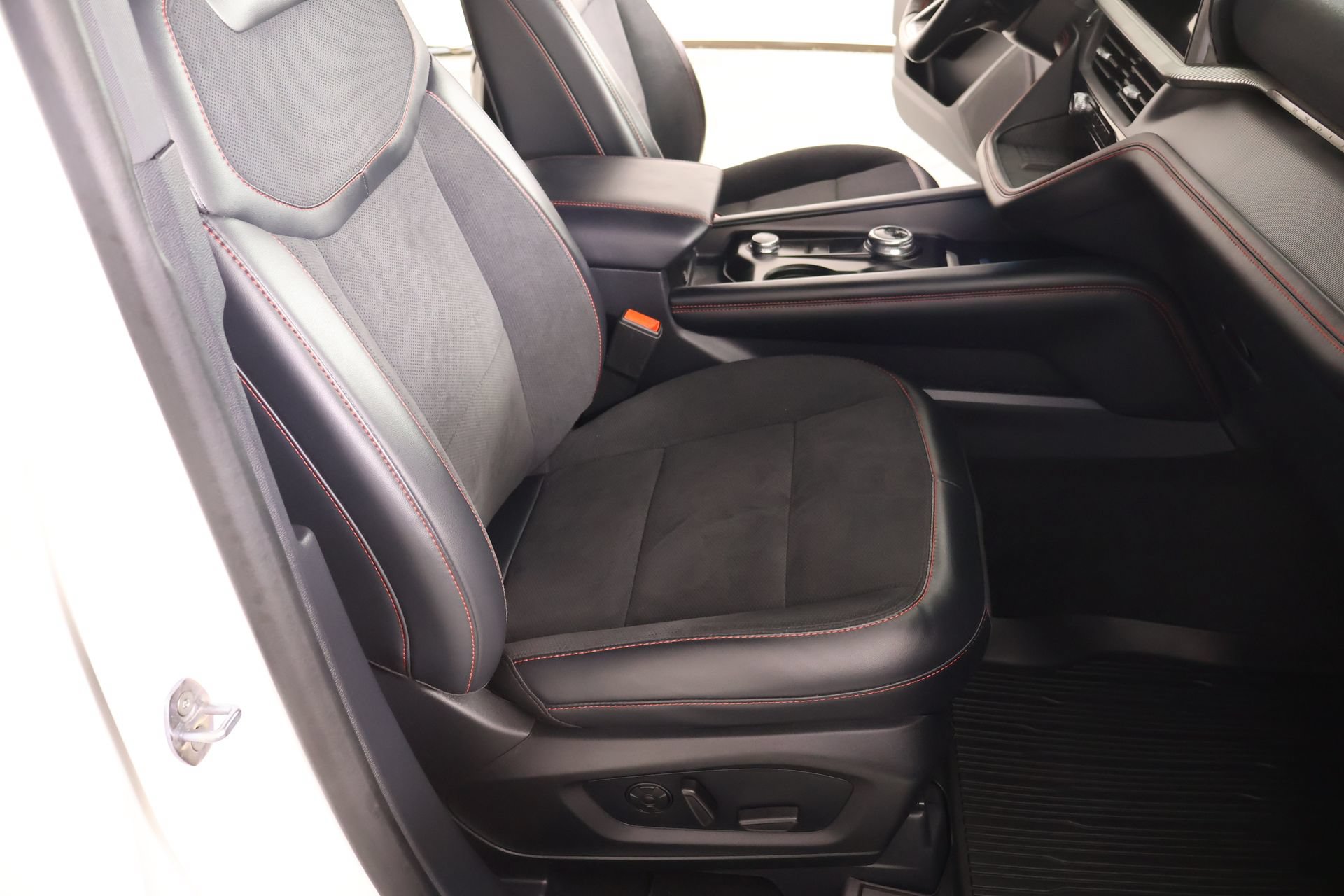 Used 2025 Ford Explorer ST RWD image 14