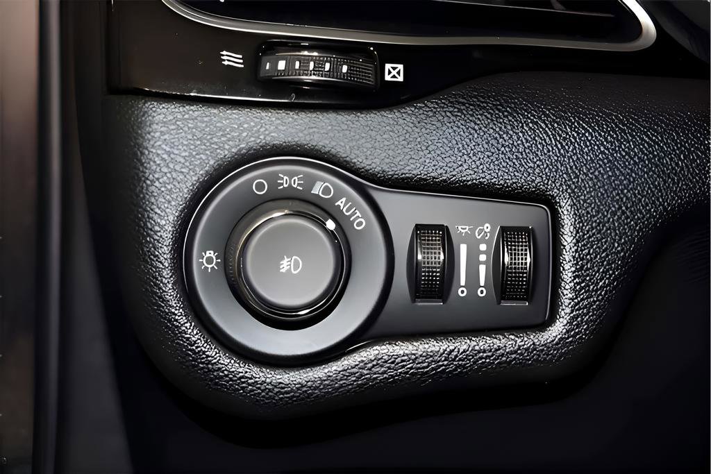 Used 2021 Jeep Cherokee Latitude Plus FWD image 32
