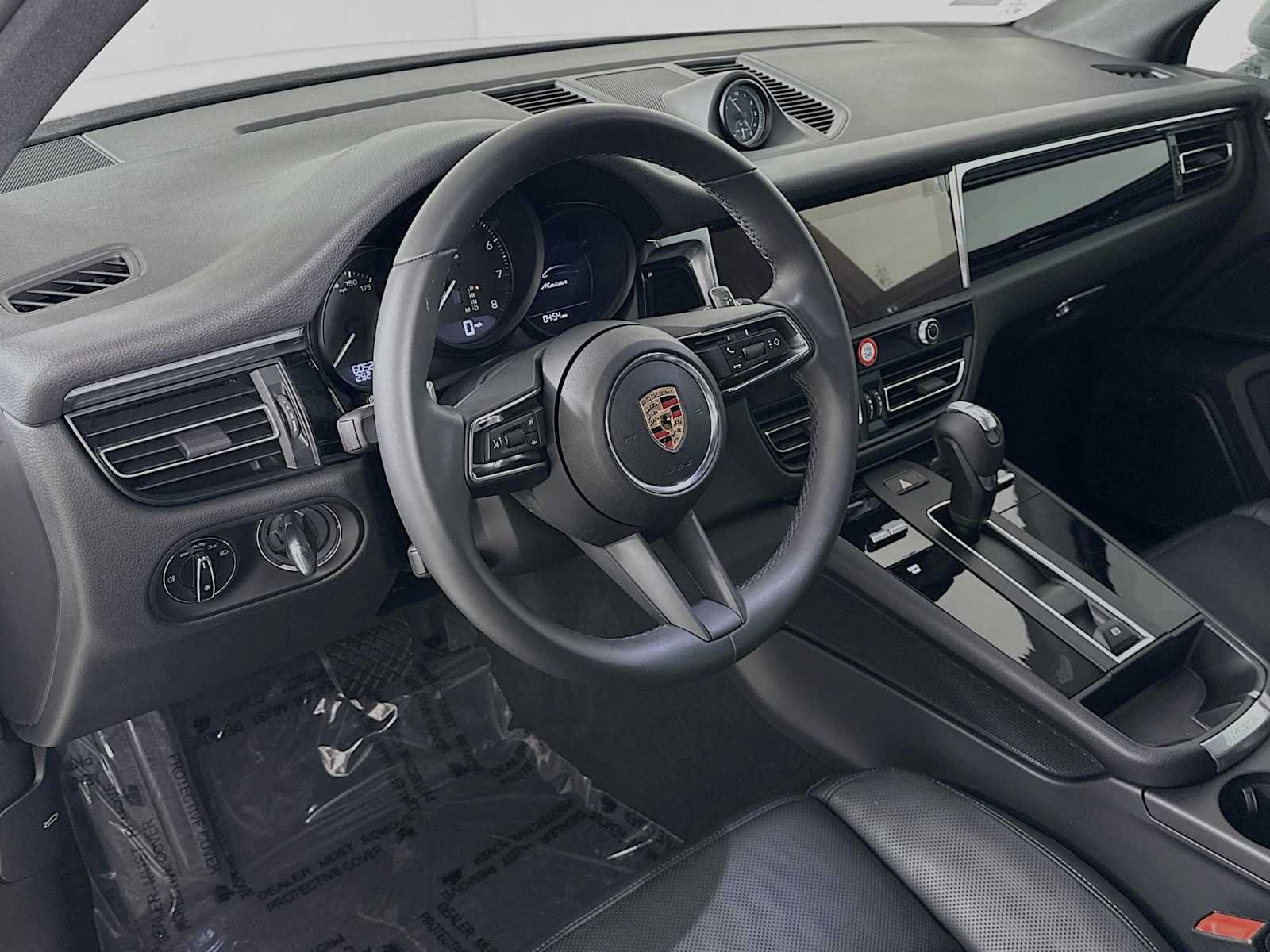 Certified 2025 Porsche Macan AWD/4WD image 4