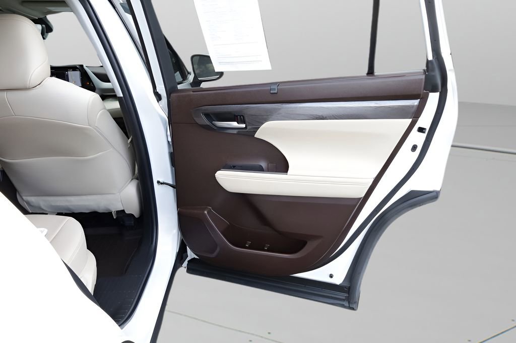 Used 2022 Toyota Highlander Limited image 18