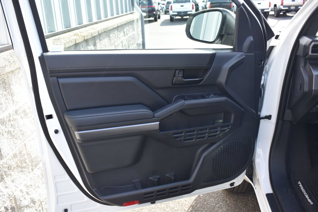 Certified 2025 Toyota Tacoma SR5 AWD/4WD image 17