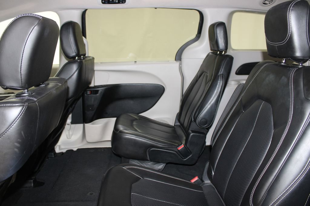 Used 2023 Chrysler Pacifica Touring-L FWD image 21