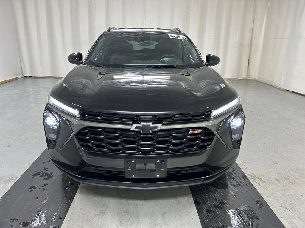 Used 2025 Chevrolet Trax RS w/ Sunroof Package FWD image 3