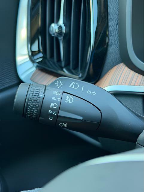 Used 2025 Volvo V60 B5 Cross Country Plus image 26