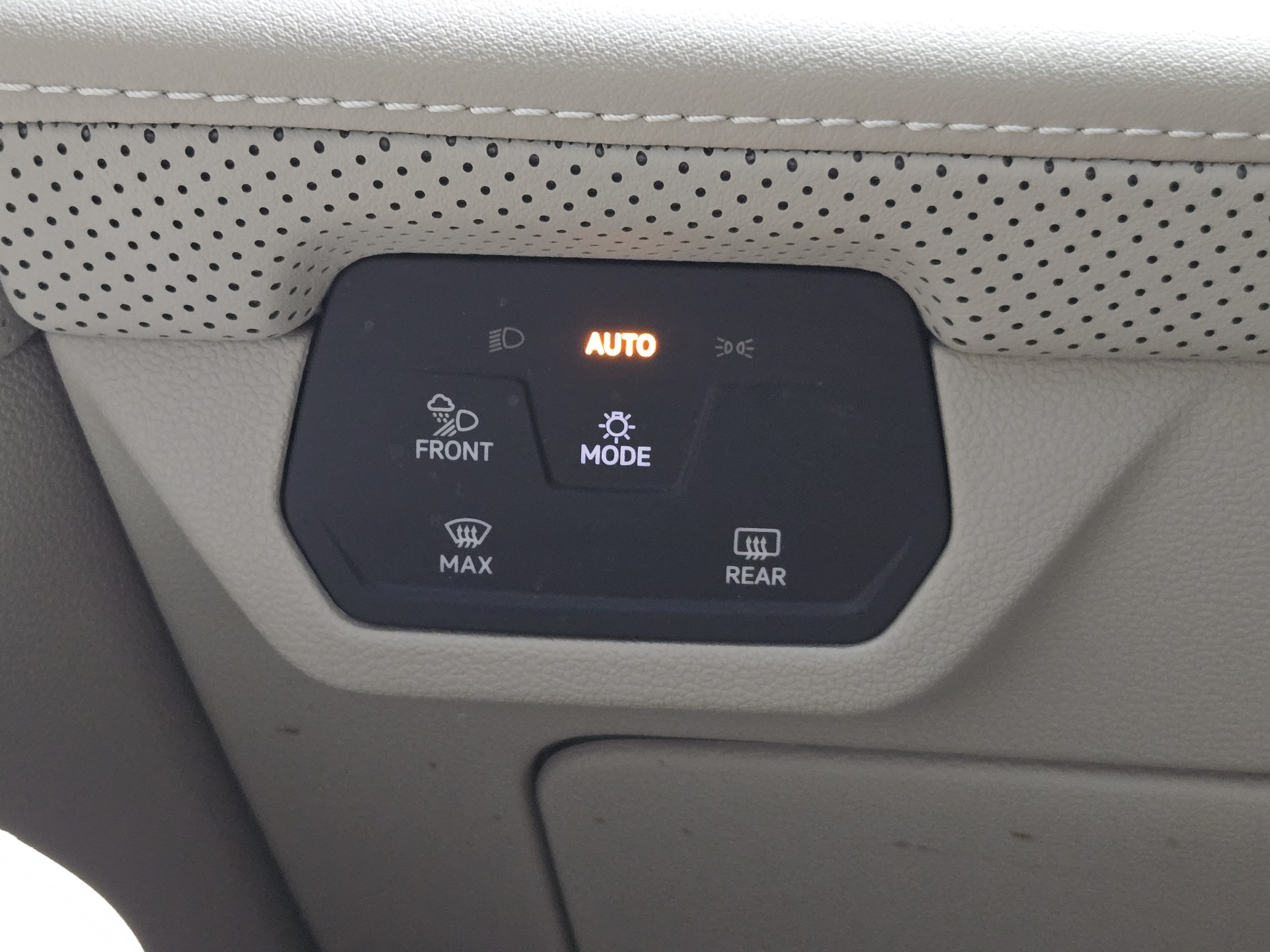 Used 2024 Volkswagen Atlas SEL AWD/4WD image 25