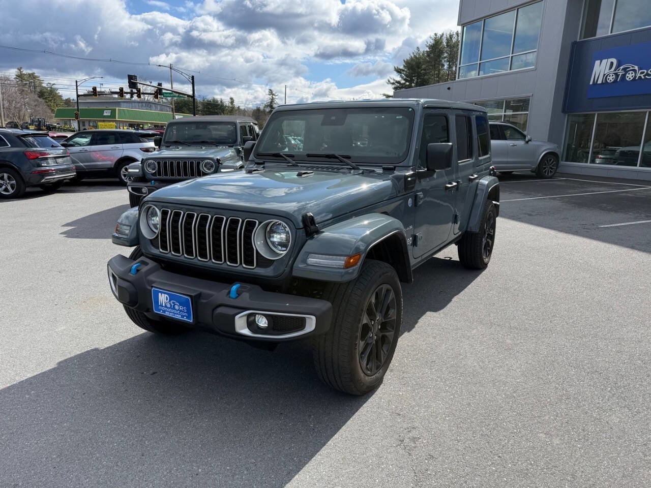 Used 2024 Jeep Wrangler Unlimited Sahara AWD/4WD image 2