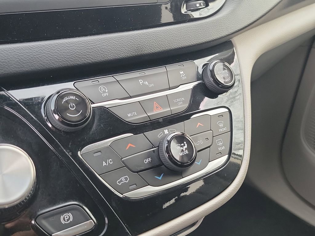 Used 2020 Chrysler Pacifica Touring w/ Tire & Wheel Group image 30