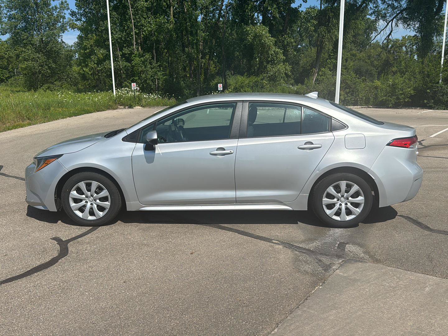 Used 2024 Toyota Corolla LE FWD image 2