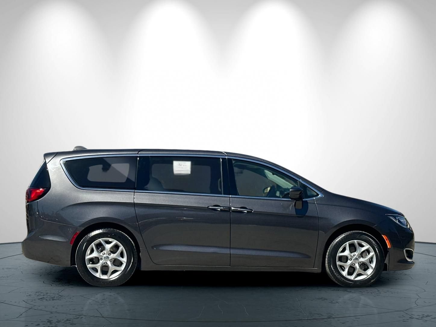Used 2019 Chrysler Pacifica Touring Plus w/ Tire & Wheel Group FWD image 3