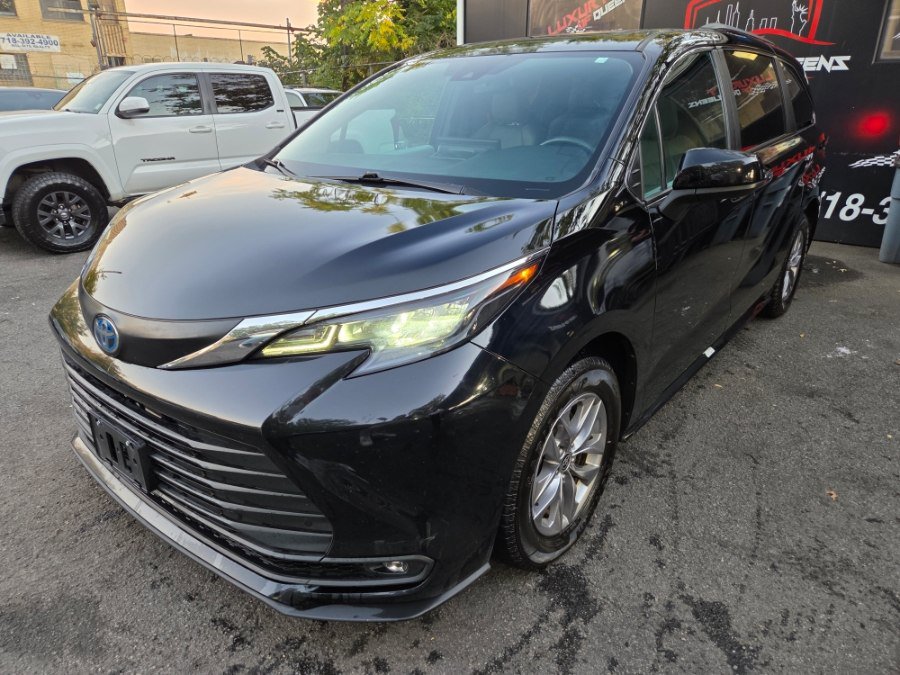 Used 2025 Toyota Sienna XLE FWD image 12