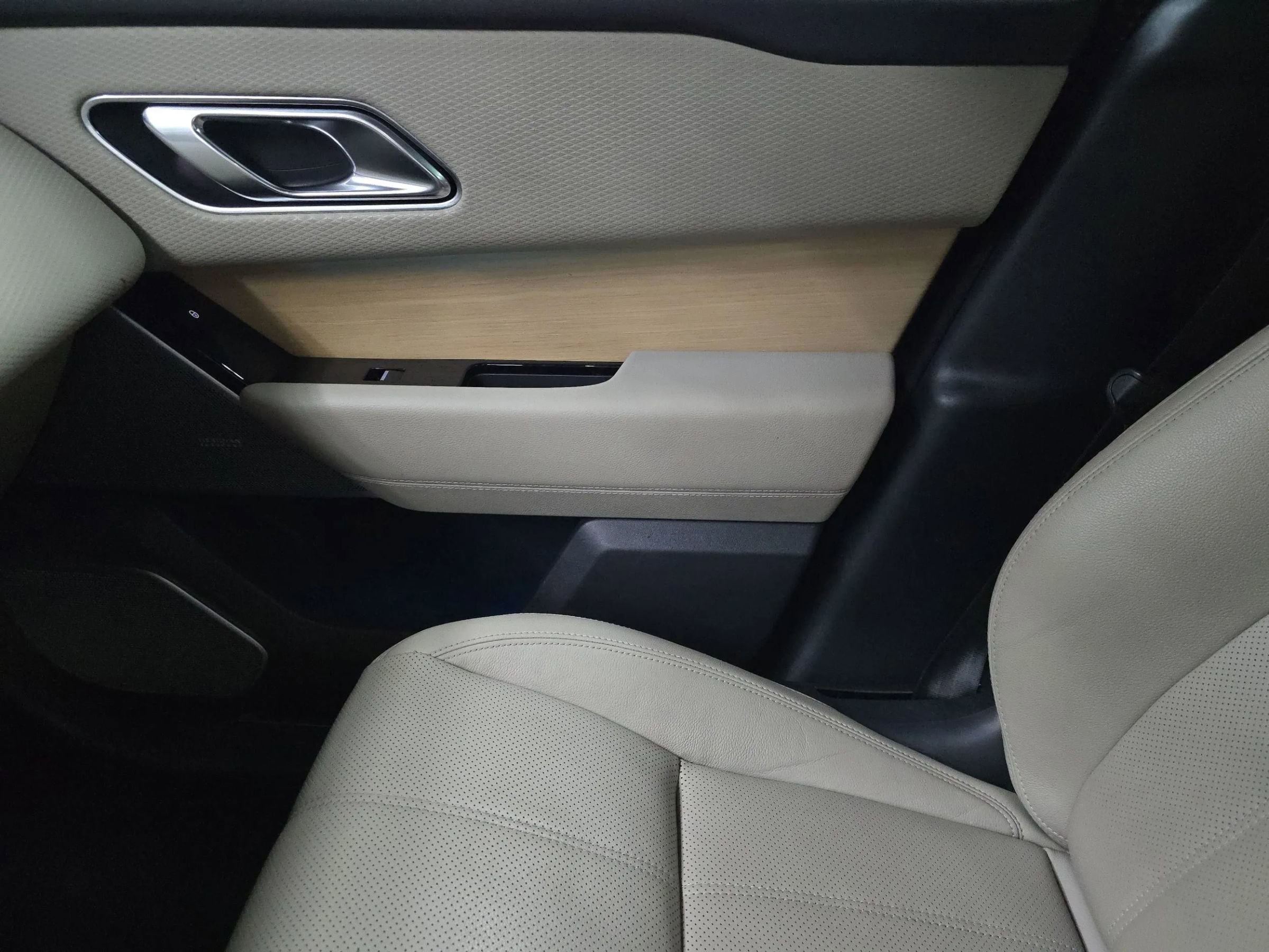 Used 2018 Land Rover Range Rover Velar R-Dynamic SE image 44