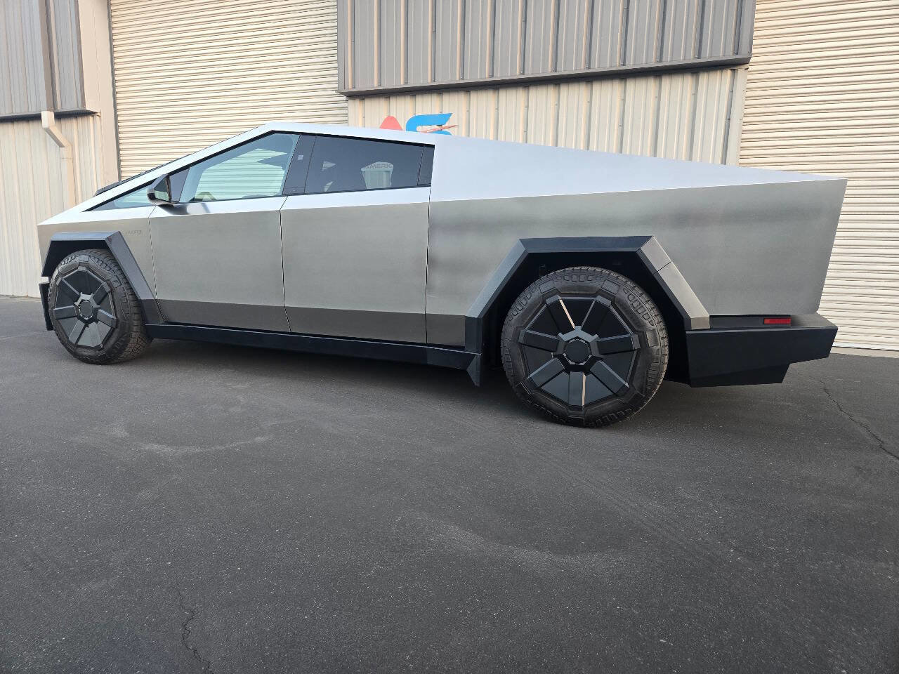 Used 2024 Tesla Cybertruck AWD Crew Cab image 5