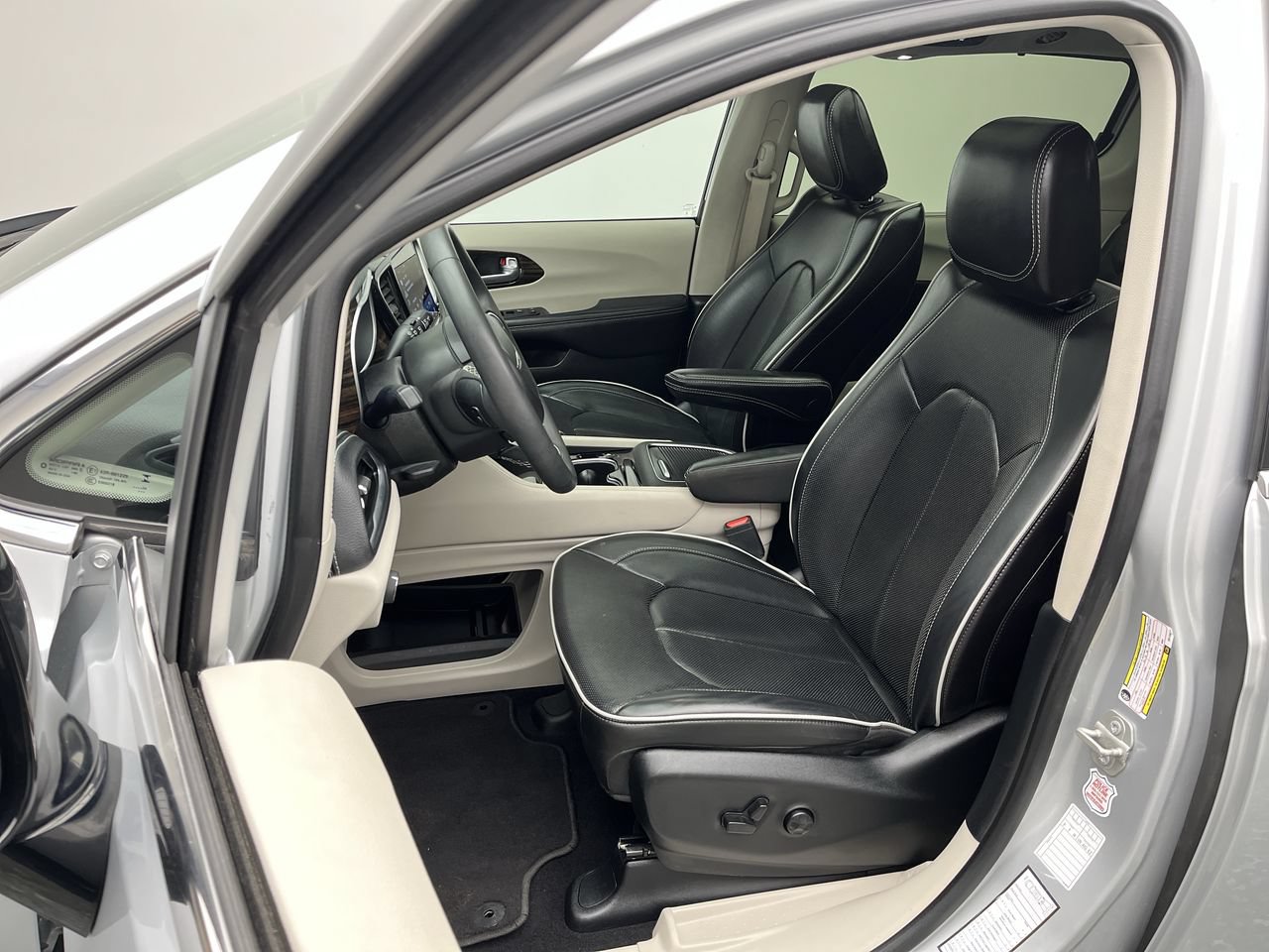 Used 2024 Chrysler Pacifica Limited FWD image 11