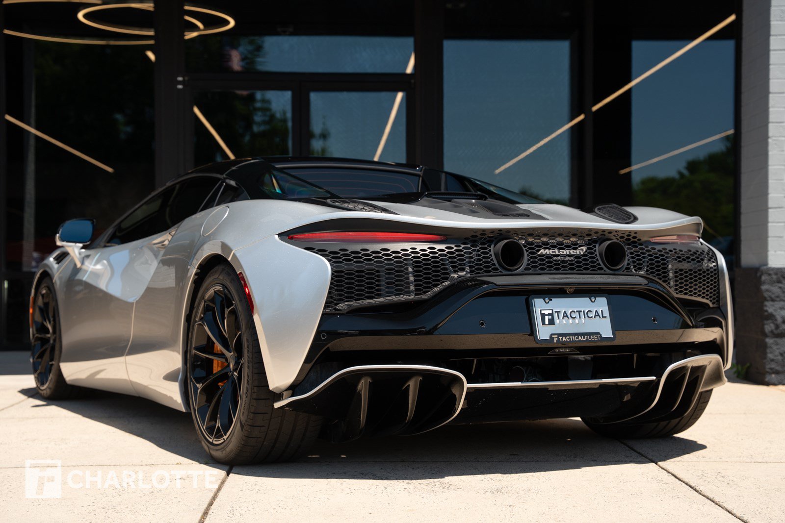 Used 2025 McLaren Artura Spider RWD image 11