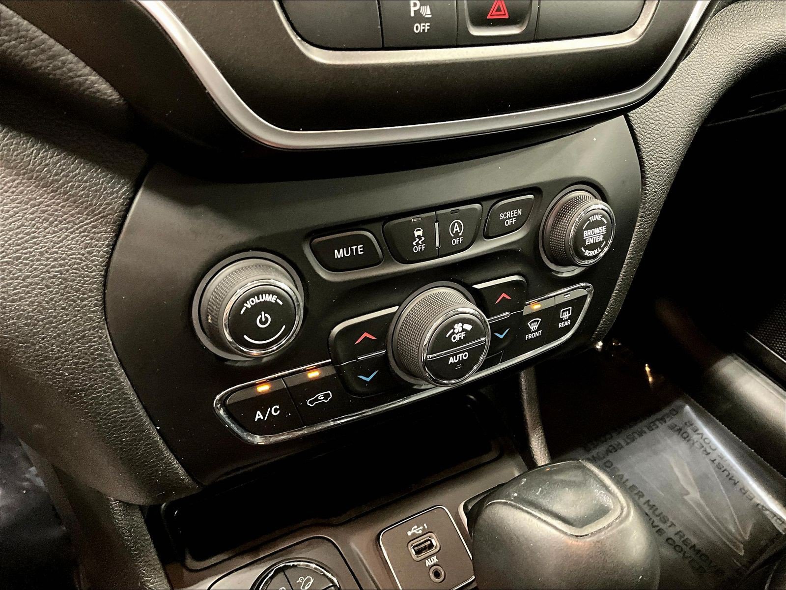 Used 2019 Jeep Cherokee Trailhawk AWD/4WD image 15