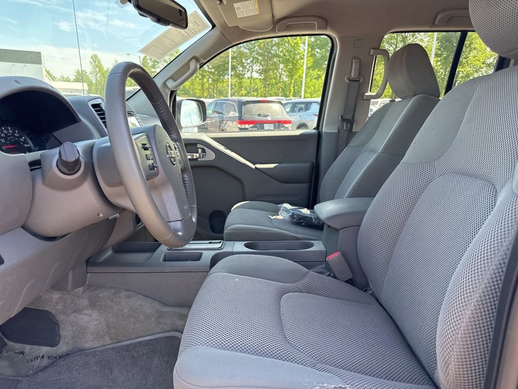 Used 2016 Nissan Frontier SV w/ SV Value Truck Package AWD/4WD image 9