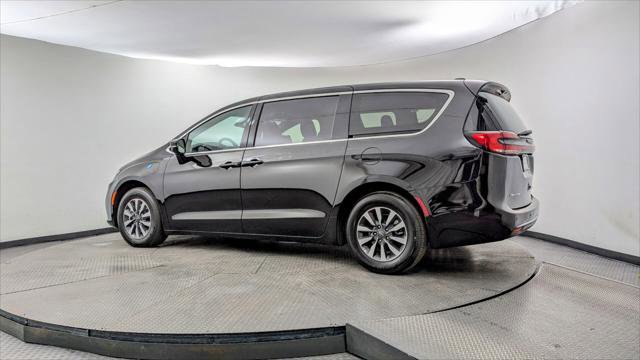 Used 2025 Chrysler Pacifica Select image 6