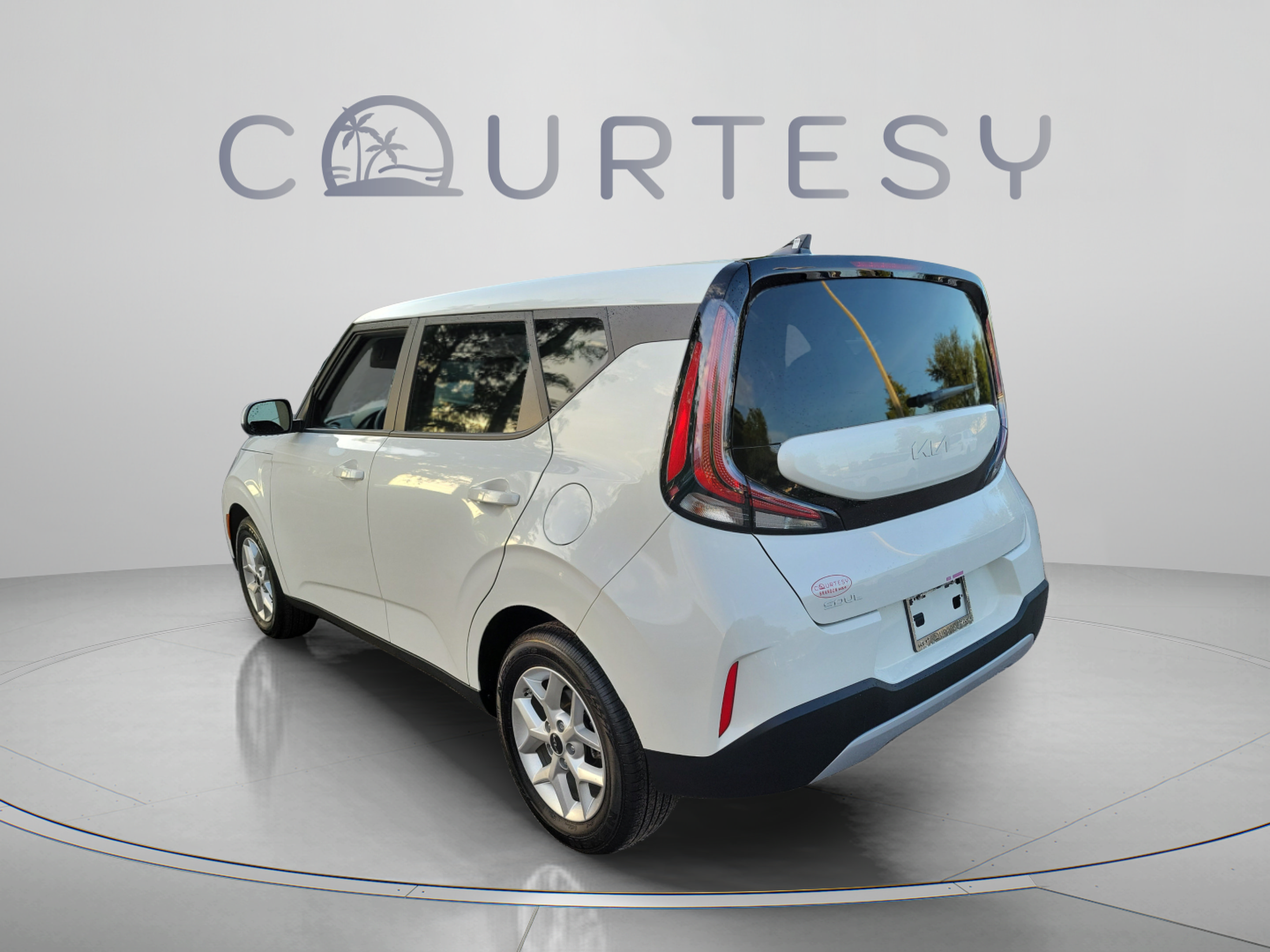 Certified 2025 Kia Soul LX w/ LX Technology Package FWD image 2