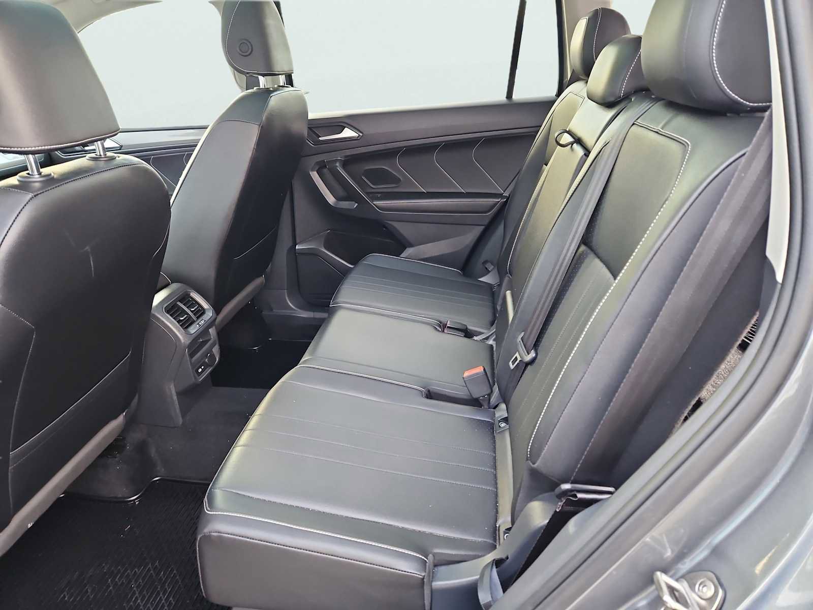 Used 2022 Volkswagen Tiguan SE w/ Panoramic Sunroof Package image 32