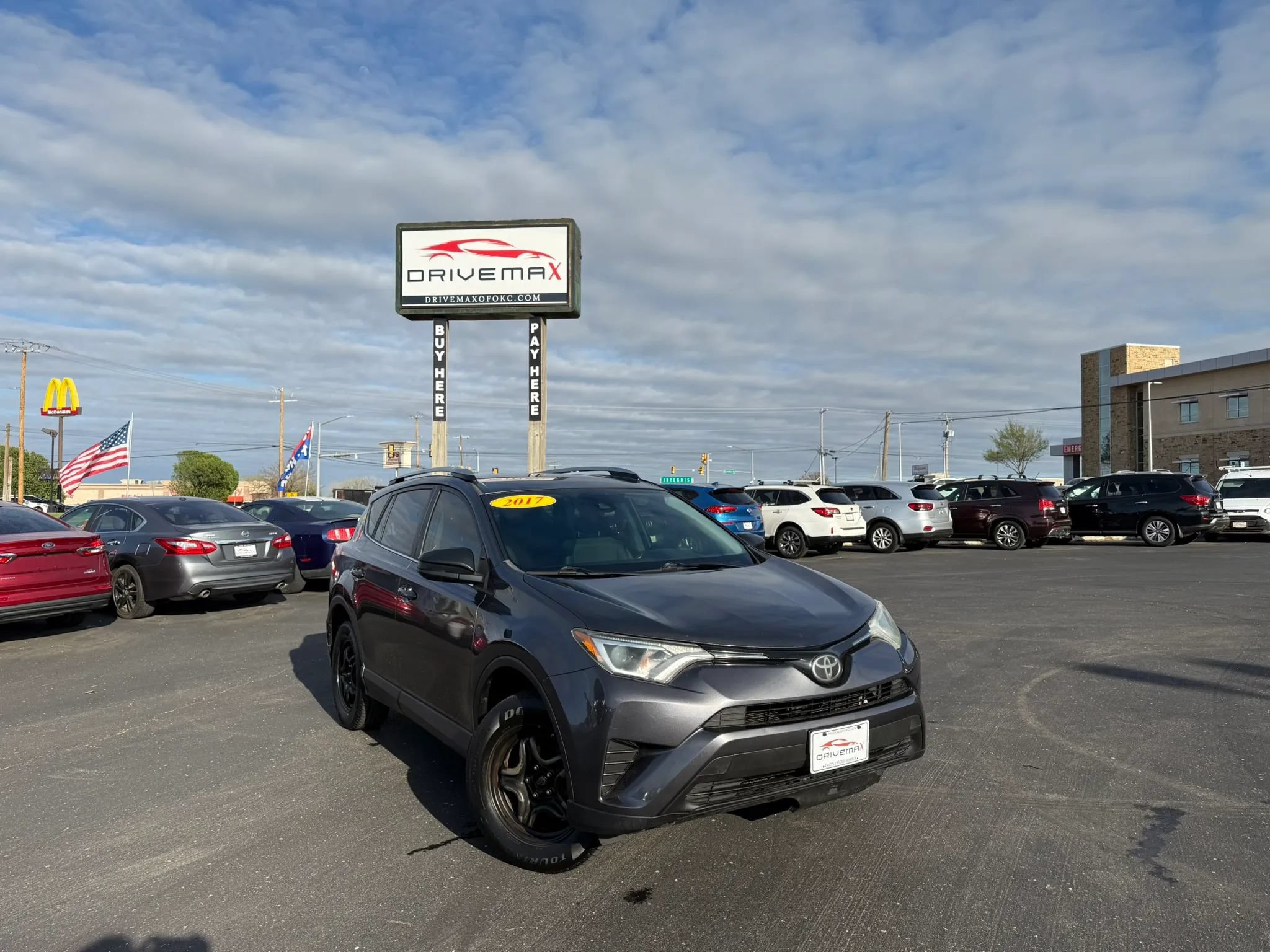 Used 2017 Toyota RAV4 LE FWD image 8