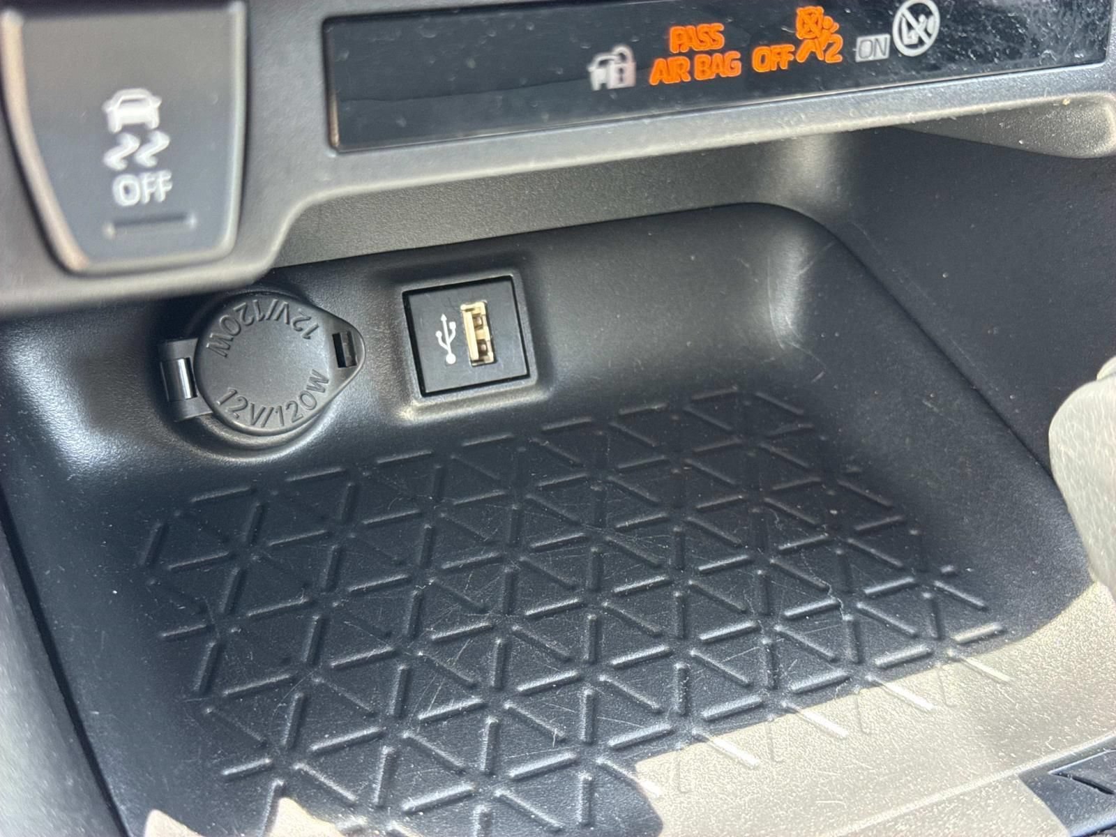 Used 2025 Toyota RAV4 XLE AWD/4WD image 12