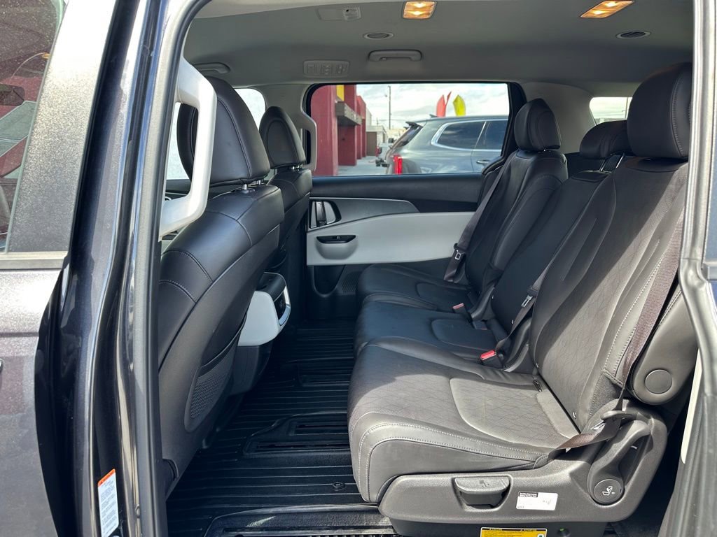 Used 2022 Kia Carnival LX image 24