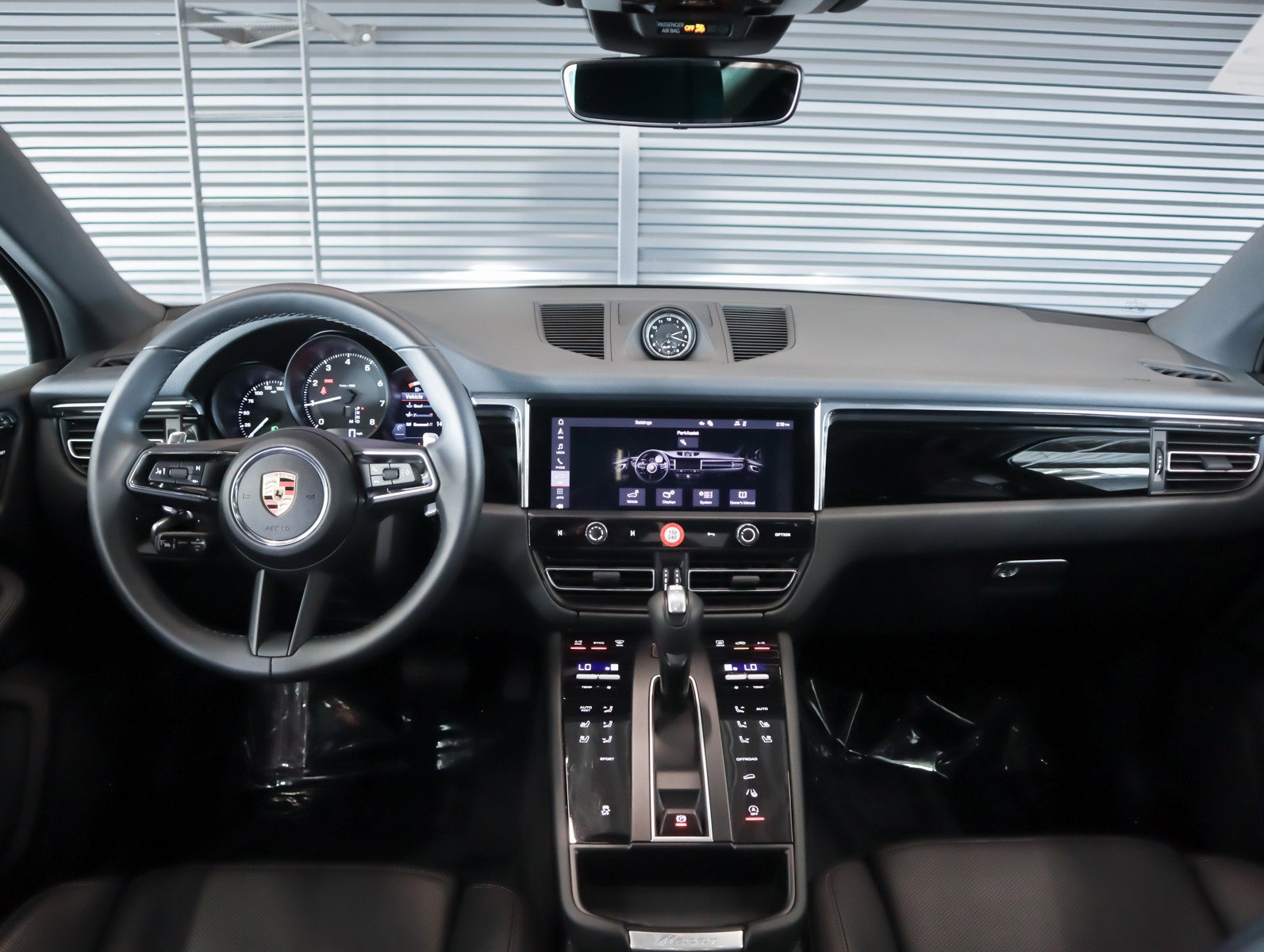 Certified 2025 Porsche Macan image 14