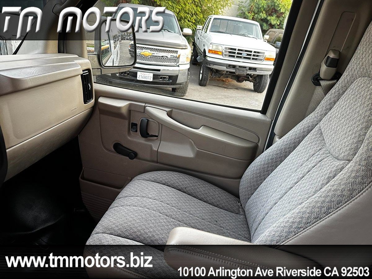 Used 2007 Chevrolet Express 2500 image 12