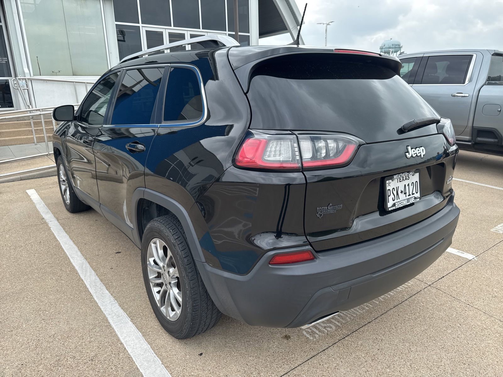 Used 2019 Jeep Cherokee Latitude Plus w/ Comfort/Convenience Group FWD image 5