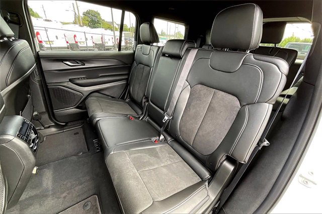 New 2025 Jeep Grand Cherokee L Altitude image 10