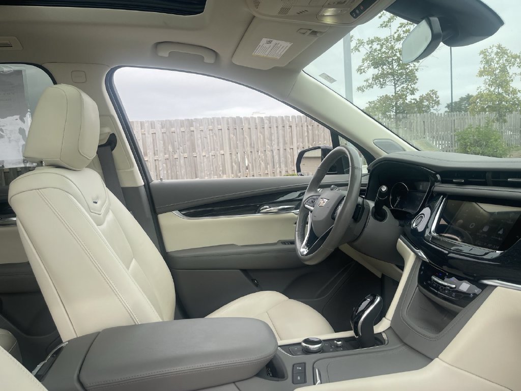 Used 2025 Cadillac XT6 Premium Luxury w/ LPO, Floor Liner Package AWD/4WD image 33